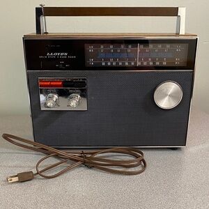 LLOYD’S Solid State 4 Band Radio